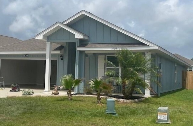 "Off The Grid" - 4 Bedroom House Close to Sports, Shopping, and Entertainment