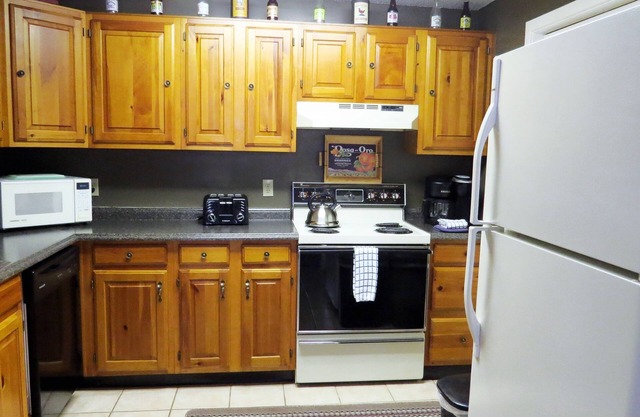 Official Seasons RMC Condo 3E - 1 Bedroom + Loft - sleeps 10 - Dog Fees