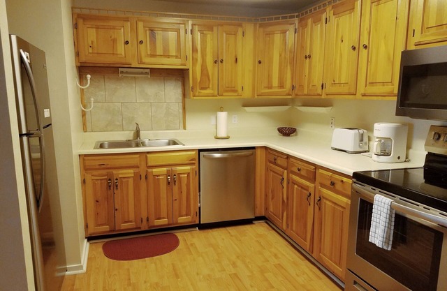 Official Seasons RMC Condo 11B - 2 Bedroom - sleeps 6 - Dog Fees