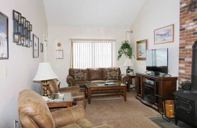 Official Seasons RMC Condo 13G - 2 Bedroom + Loft - sleeps 8 - No Fees