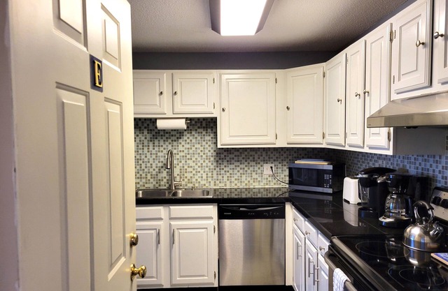 Official Seasons RMC Condo 17E - 1 bedroom + Loft - sleeps 8 - Dog Fees