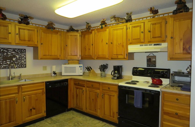 Official Seasons RMC Condo- 2 Bedrooms - Sleeps 7 - Dog Fees