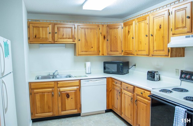 Official Seasons RMC Condo 15H- 2 bedrooms + loft - sleeps 10 - No Fees