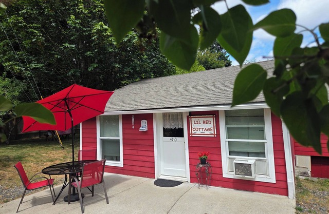 Offut Lake! Pet friendly cottage with lake access. Bring your fishing rod!