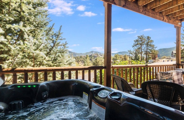 Ogallala Peak w/HOT TUB and A/C at Mary's Lake!