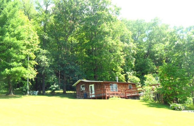Ohio Cabin near Amish Country Pro Football HOF Hiking trails Near lake Fire Pit.