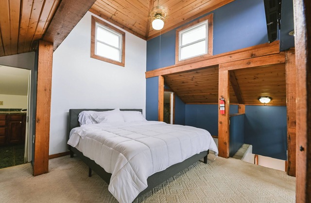 Ohio City Home with Hot Tub Sleeps 8 + 2 more futons. Near Cleveland Attractions