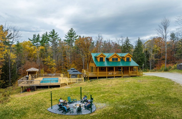 Okemo Oasis - Cabin: Hot Tub, Fire Pit, Pool Table, Shuffleboard Table, Sledding