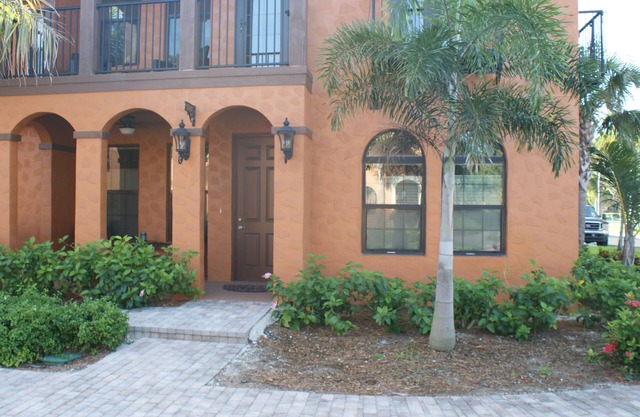 Olé Lely, Corner 2 Bedroom, 2 Bath, Sleeps 6. Professionally Decorated.1st Floor