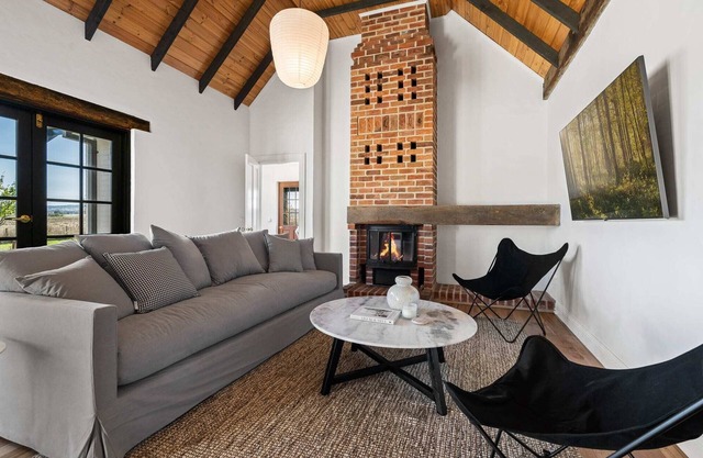 'Old Alloway'- 7 Bedrooms/Sleeps 17 -9mins to CBD