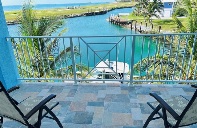 Old Bahama Bay, Private newer home, deep water dock, pool, West End, Bahamas
