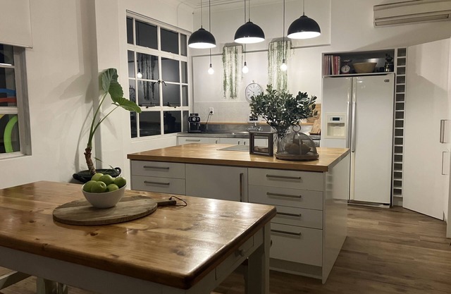 Old Bank Townhouse in Central Motueka, Modern and Clean. Everything at your door