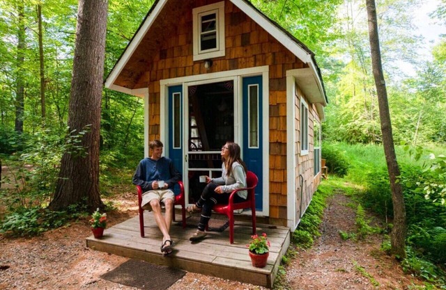 Old Blue Tiny House/bath house with breakfast/spa