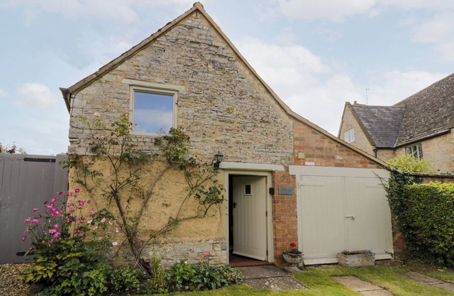 OLD BOTHY, romantic, character holiday cottage in Halford