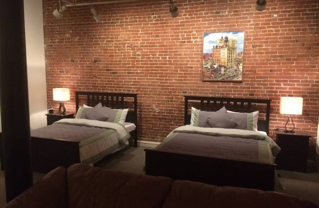 Old City - Spacious Bii-Level Loft