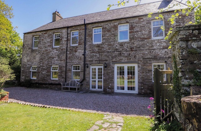 OLD DISTILLERY, pet friendly, character holiday cottage in Halkirk
