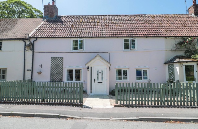 OLD FARM COTTAGE, pet friendly, character holiday cottage in Codford