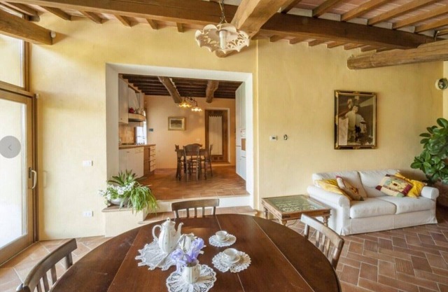 Old farmhouse surrounded by olive groves, near the village, 5 places, first floor, swimming pool