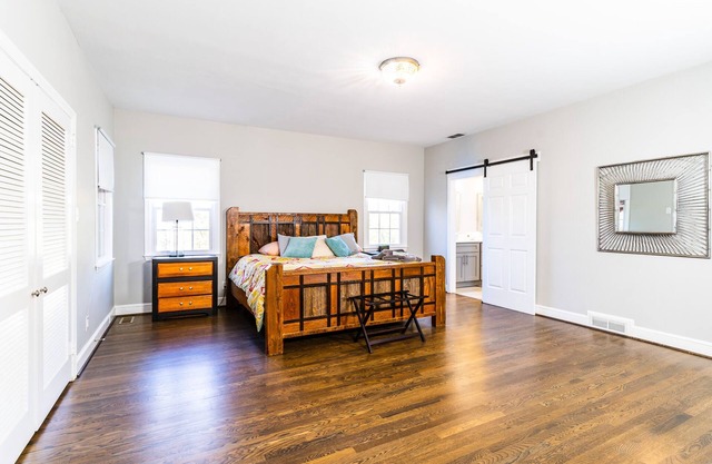 Old Irving Park 7BR with Hot Tub