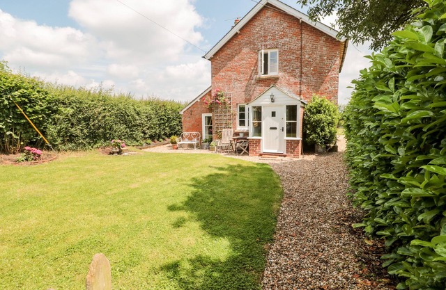 OLD RECTORY COTTAGE, pet friendly in Sturminster Newton