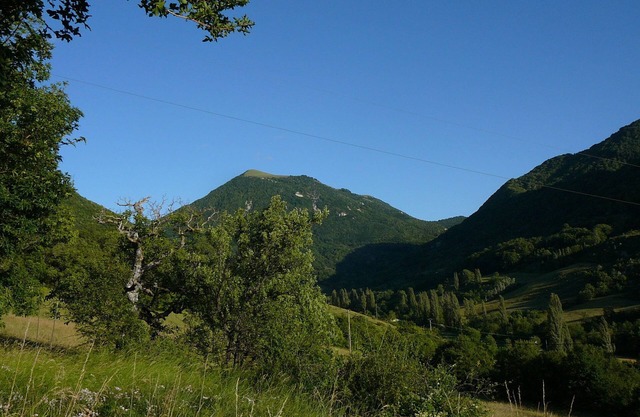 Old secluded sheepfold, surrounded by nature, superb view, sun/freshness/silence
