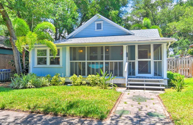 Old St. Pete Bungalow - Downtown 1 Mi, Beach 8 Mi!
