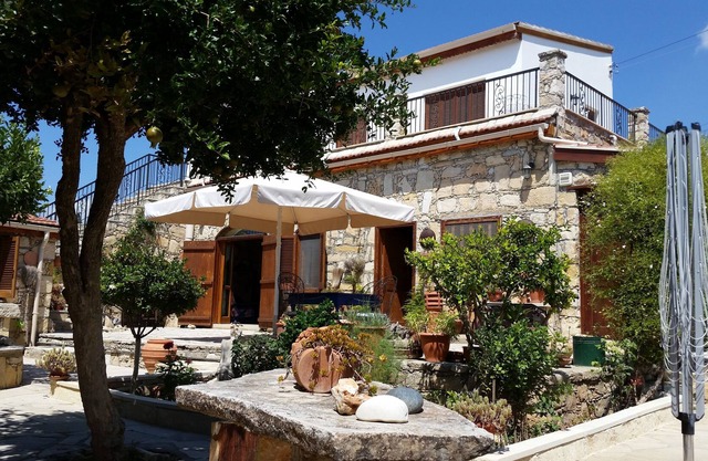 Old Stone Villa 3 Beds with access to restaurant/cafe and shared pool