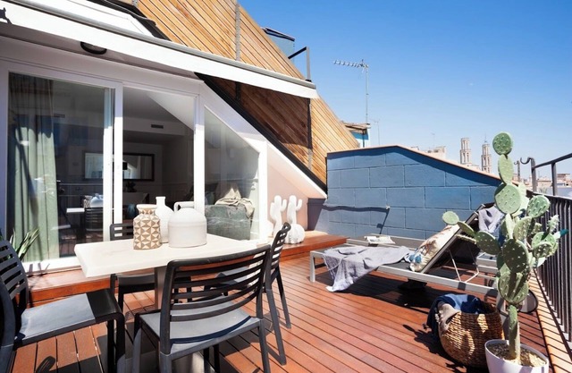 Old Town building! Roof Terrace with views!