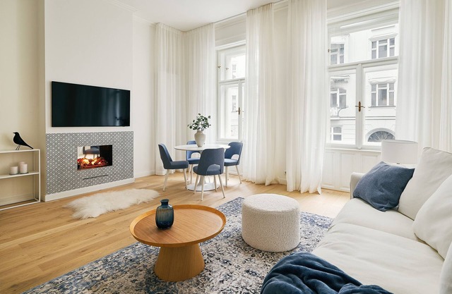 Old Town luxury apartment/Sauna/Bathtub/AC/Fireplace