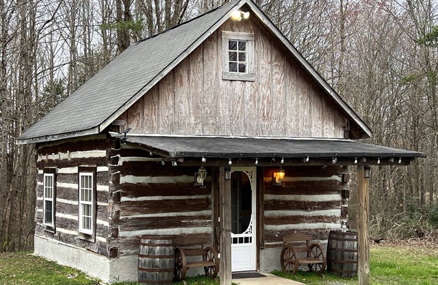 "Old Town Road,"House & Backyard Cozy Cabin (Next to LIon Reserve)