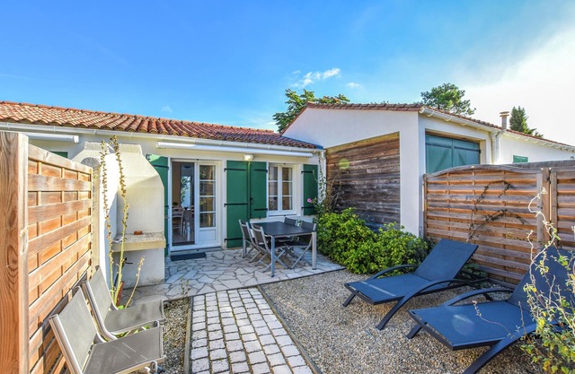 Old vacation home in Labaroche with jacuzzi