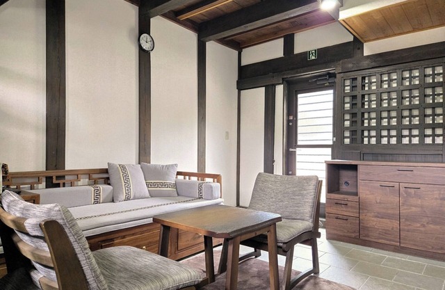 Oldfashioned house surrounded by unique furniturepets allowedChess - Ikshuku Ikkei Life Connection chess room/Yotsukaido Chiba