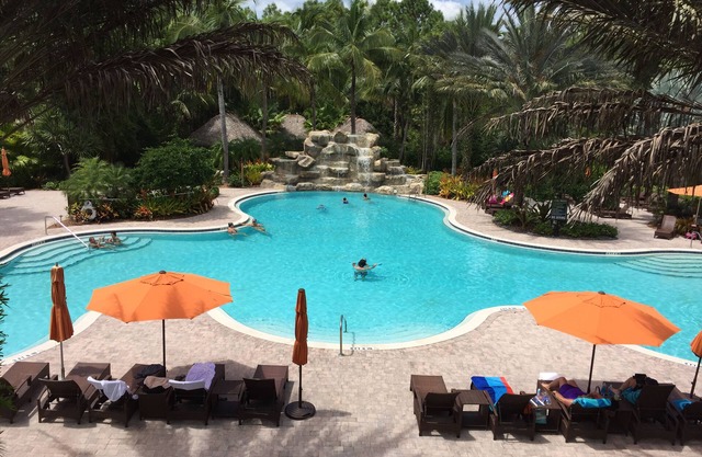 OLE AT LELY RESORT, 1 BLOCK FROM VILLAGE CTR, QUAD POOL