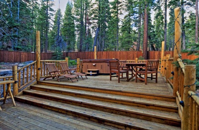Olive 4 BR Private Hot Tub, Media Room, Pet-Friendly, Walk to Lake