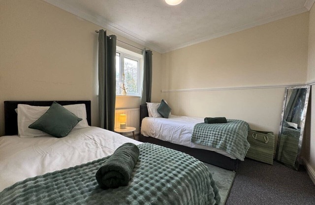 Olive House Long Stay Discounts Sleeps 8 Parking