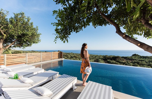 OLVÍA, elegant village house with infinity pool and amazing views!