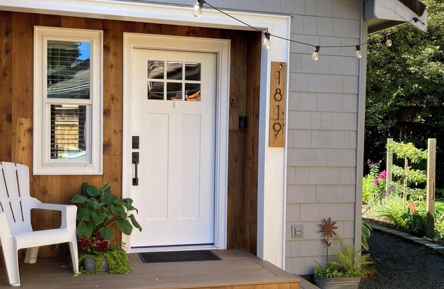 Oly Oasis - charming bungalow in Olympia with WiFi, AC and your own backyard!n