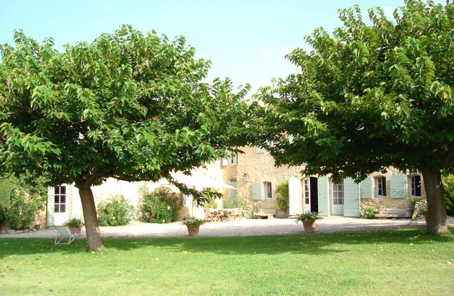 On 2 hectares, air-conditioned Provencal farmhouse in idyllic Provence