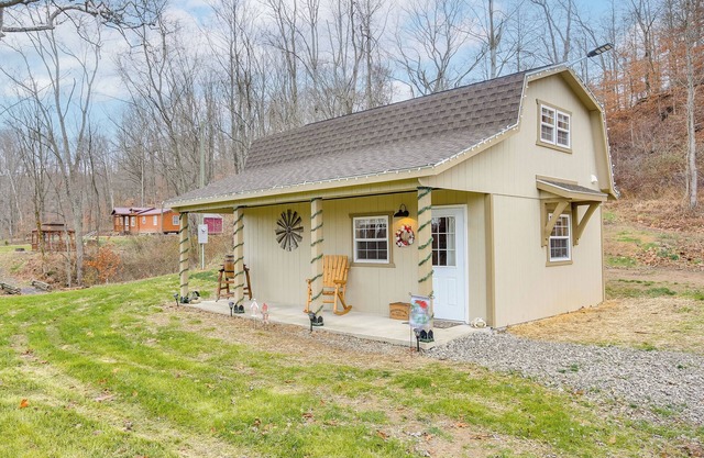 On 40 Acres: Charming Cabin in Zanesville!