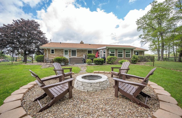 On Deep Creek Time: Lake Area, Hot Tub, Pool Table, Fireplace!