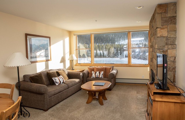 On Keystone Lake/Shuttle to Lifts/Pool and Hot Tub Access/Great Amenities