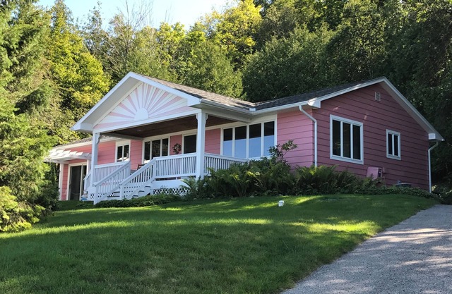 On Lake Charlevoix with Panoramic Views!