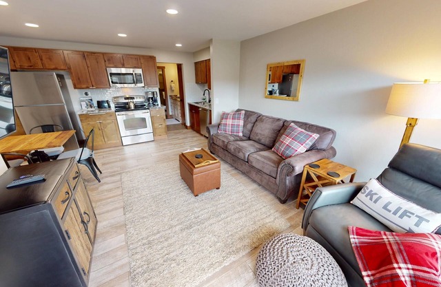 On Lake. Extra Cute Updated Unit. Big Yard. Walk to Marina, Concerts, Parks