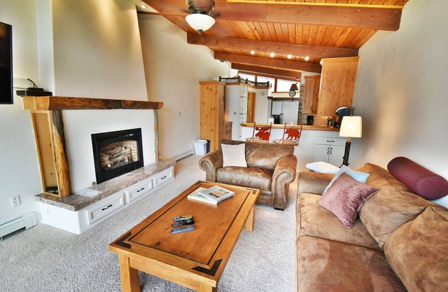 On Lake. Walk to Concerts, Marina, Parks, Dining. Easy Drive to Shops