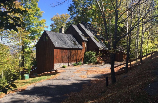 ON MOUNTAIN - 4 BED, 4 BATH RETREAT - WALK TO SLOPES!
