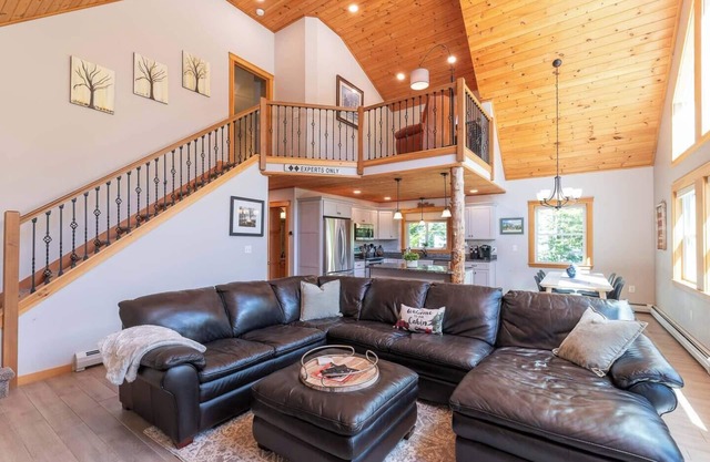 On Mountain Time | Hot Tub | Fire Pit | Pet Friendly | A/C, You're "On Mountain Time"