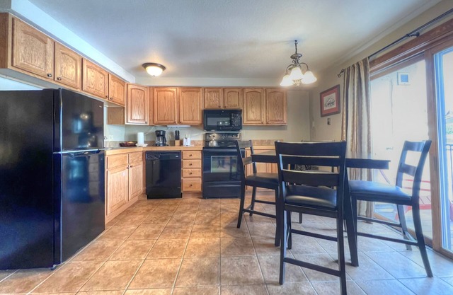 On Shuttle Route, Mountain Views! Great Rates, Pool & Hot Tub, Game Room!