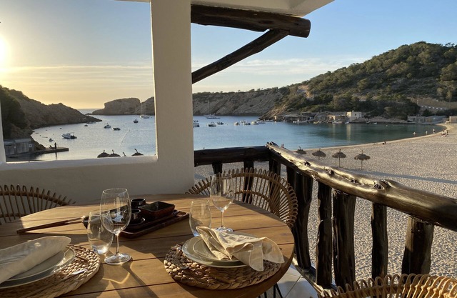 On the beach, apartment with sea view, air conditioning and wifi