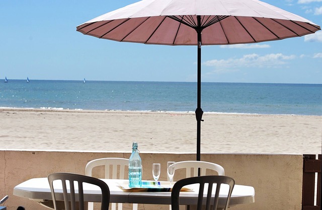 On the beach, apartment F3 bright ground floor, large terrace