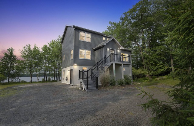 ON THE LAKE! Amenity Filled Community, Indoor & Outdoor Pool, Kayaks!